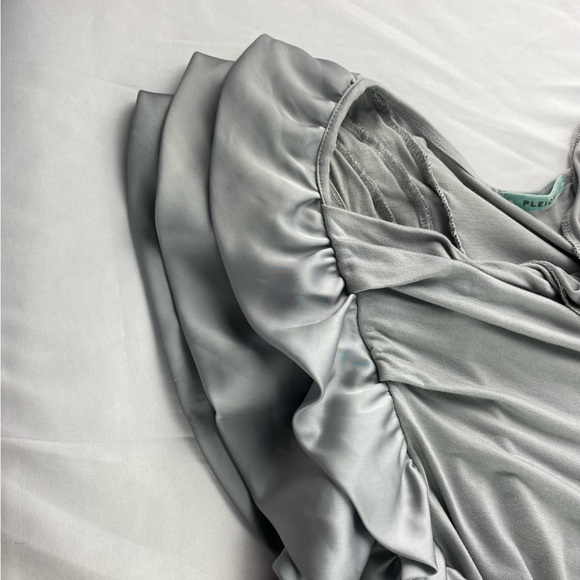 Pleione gray ruffled shoulder & side stretch top, M - Picture 12 of 13